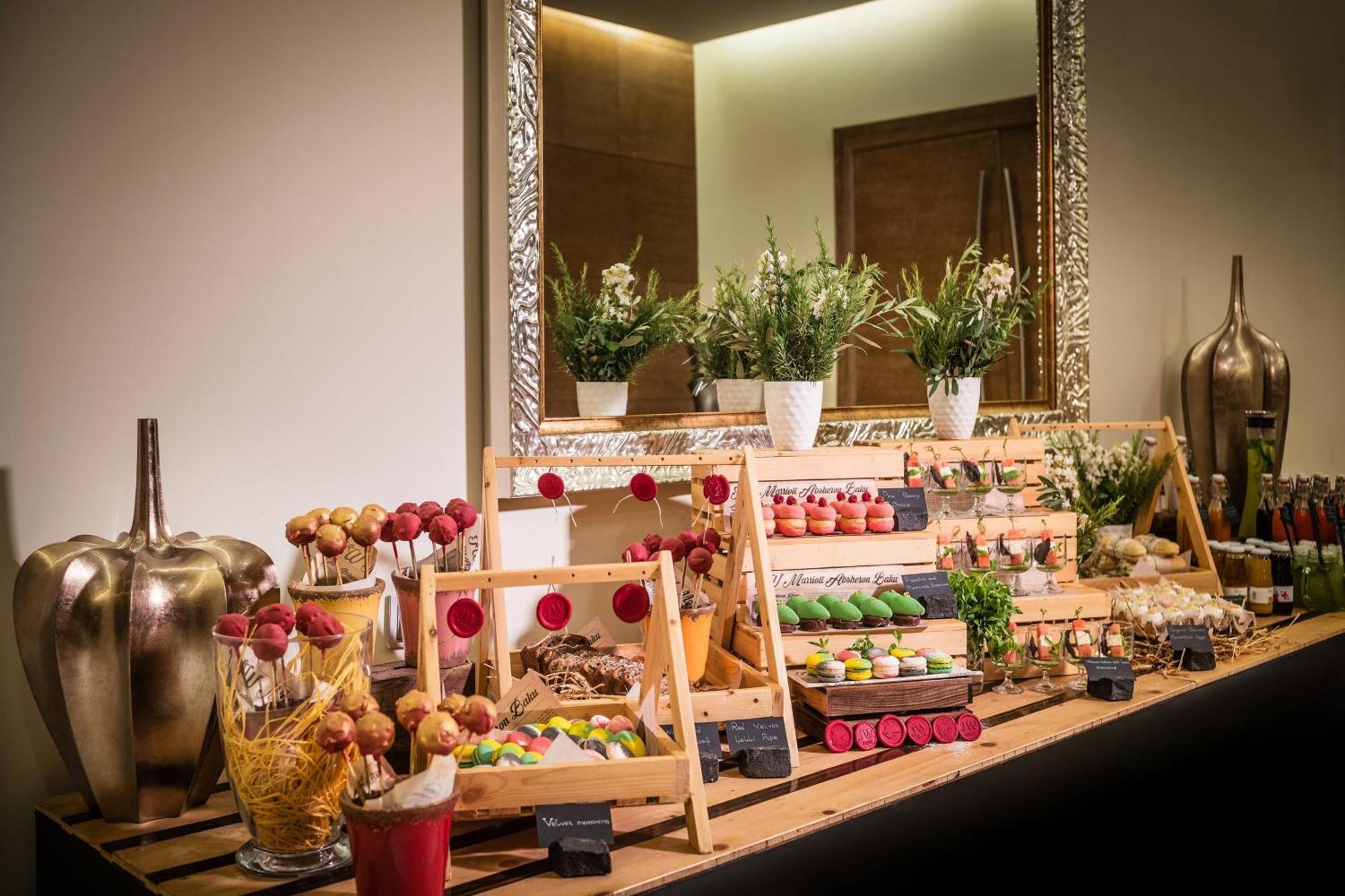 Jw Marriott Absheron Baku Hotel Luaran gambar A dessert buffet