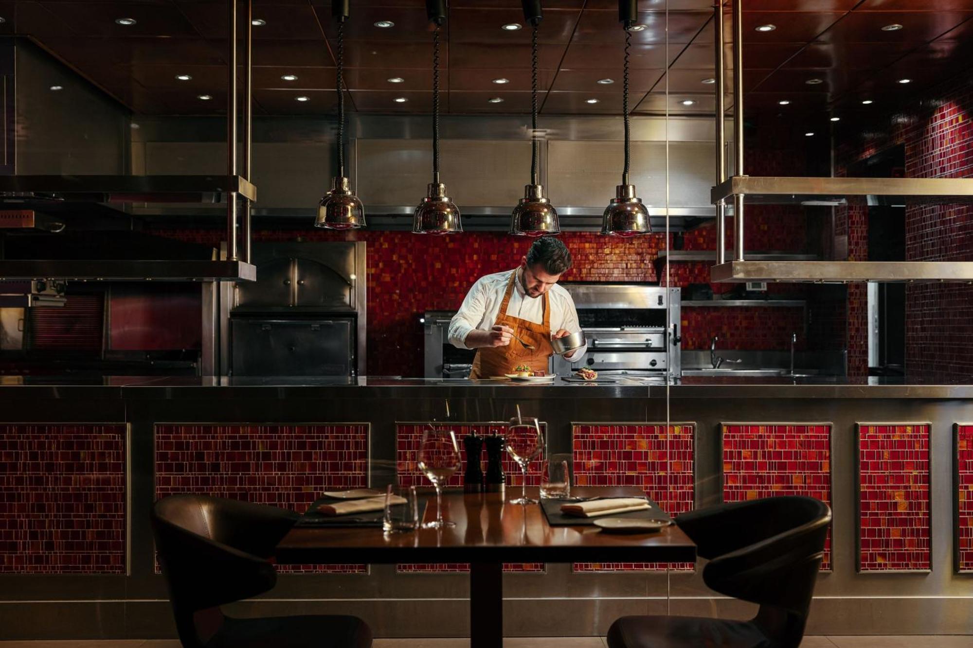 Jw Marriott Absheron Baku Hotel Luaran gambar Chef at work