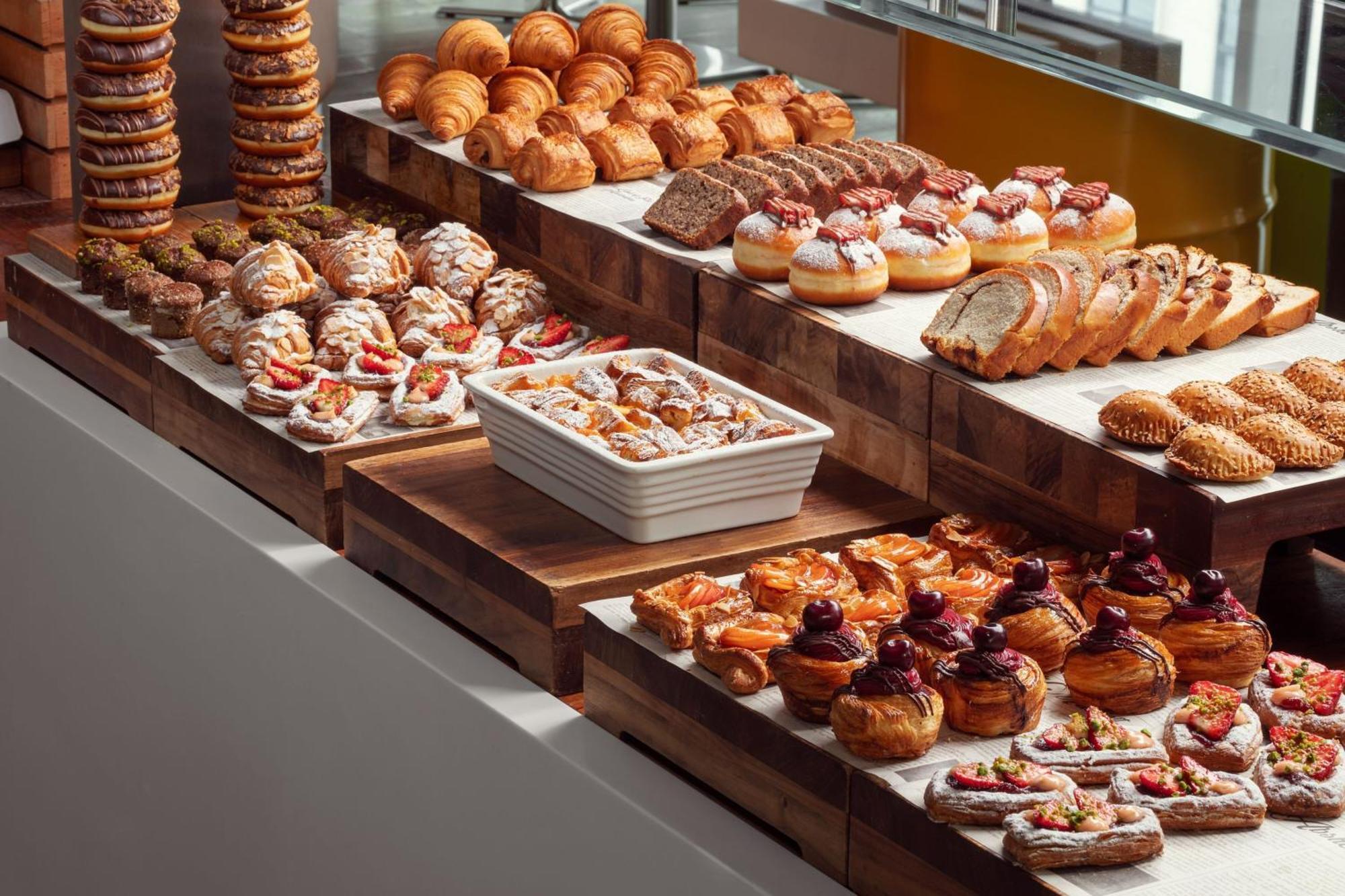 Jw Marriott Absheron Baku Hotel Luaran gambar A pastry display